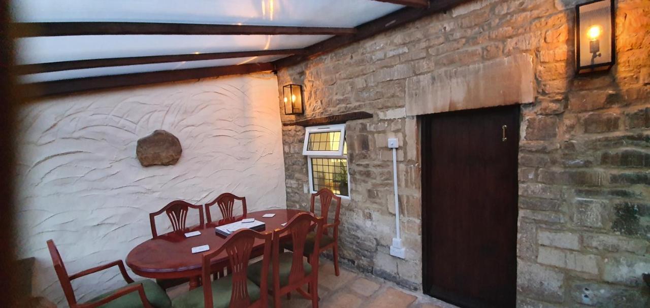 Quirky Cottage - Dogs Welcome คอร์แชม ภายนอก รูปภาพ